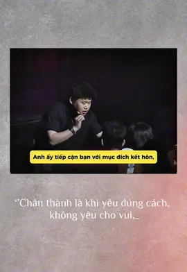 Chân thành trong tình yêu… là thứ mà ai cũng nói, nhưng rất ít người thật sự làm được. Vì chân thành không nằm ở lời hứa, nó nằm ở cách một người chọn ở lại vào những lúc mà rời đi là dễ nhất. Nó là sự im lặng khi hai người cãi nhau, nhưng vẫn để ý xem đối phương có buồn không. Là những đêm khuya mệt nhoài, vẫn nhắn một câu “về rồi” cho người đang chờ. Là không tô vẽ bản thân hoàn hảo, nhưng luôn tử tế với nhau trong giới hạn có thể. Chân thành là không che giấu, không để bạn phải đoán từng ly, từng chút, xem họ còn thương mình nữa không. Là khi họ hiểu bạn có tổn thương, mà không bao giờ dùng nó để làm bạn đau thêm. Là không giỏi nói lời ngọt ngào, nhưng lúc bạn cần, họ luôn đứng đúng chỗ. Là yêu bạn theo cách không ồn ào, không phô trương, nhưng đủ để khiến bạn thấy an toàn. Chân thành còn là ánh mắt: khi nhìn bạn, họ không tính toán được – mất; chỉ là thương. Là nhìn thấy khuyết điểm của bạn, cả những phần tối nhất, và không bỏ chạy. Là biết tình yêu mệt lắm, nhiều lúc muốn buông lắm… mà vẫn chọn nắm chặt tay nhau. Và là khi họ không tìm lý do để rời xa, nhưng luôn tìm cách để giữ bạn lại. Cuối cùng, chân thành trong tình yêu không phải thứ để khoe với đời… mà là thứ để hai người giữ lấy nhau trong im lặng. #tamtrang #noibuon #caunoihay #toiTired #xuhuong 