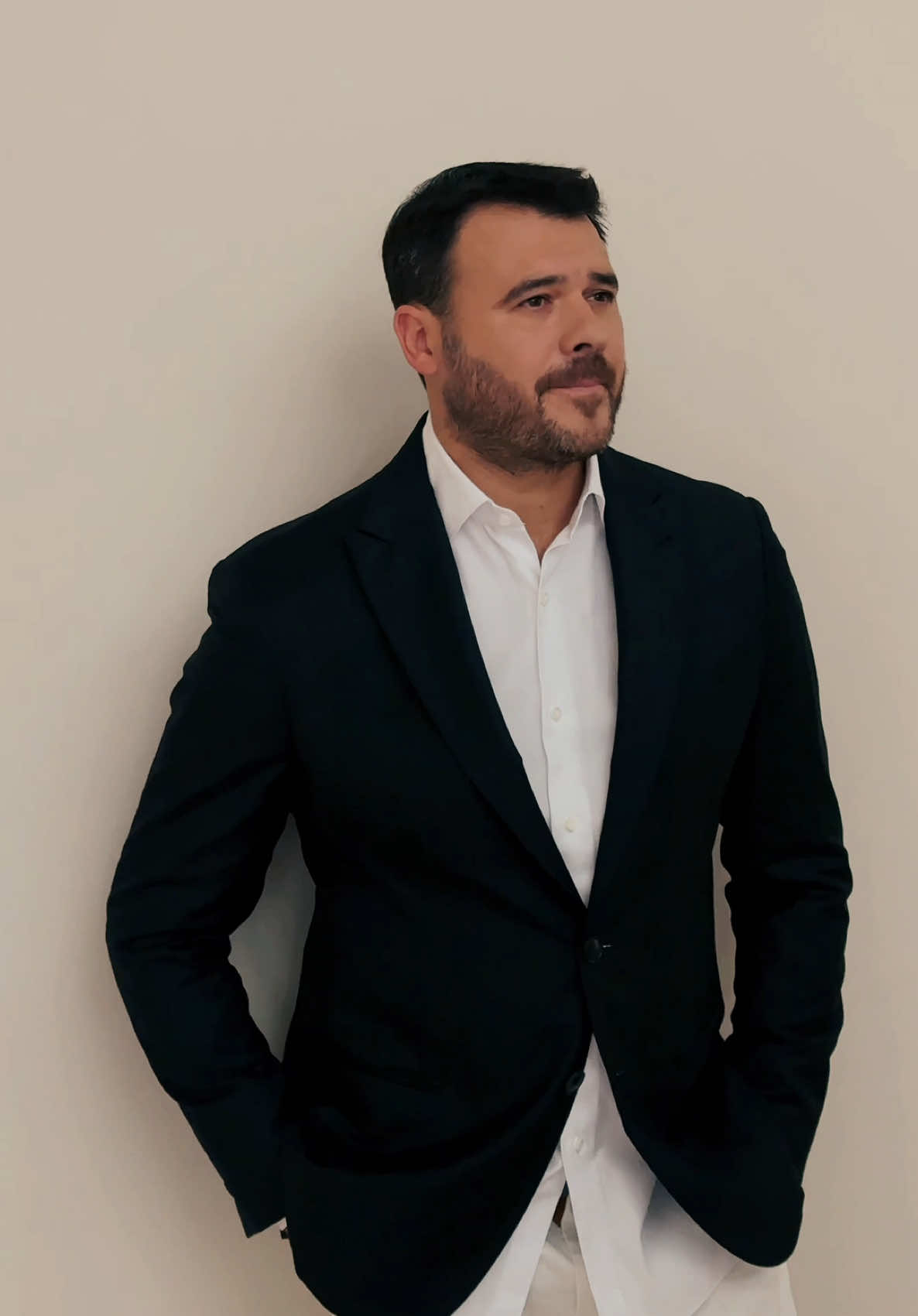 Мы все-таки провели съемку к моему новому альбому «Герои черно-белых фильмов», премьера уже сегодня в полночь 🔥 Некоторые песни вы уже знаете, но будут и абсолютно новые – мне не терпится узнать ваше мнение  #emin #seabreeze 