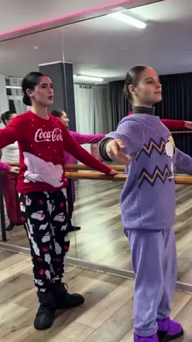 Il trend “pigiama” è arrivato anche qui..  La maestra sconvolta 😂 #trend #trendpigiama #scuoladidanza @Paolo Jackson 