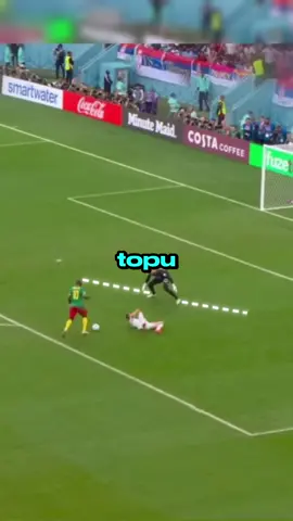 Bu Kadar Soğukkanlı Bir Bitiriş Daha Görmediniz! ❄️⚽ Baskı altında herkes panikler… ama Aboubakar değil. Savunmacıyı üstüne çekip son anda şutu taklit etti, topa dokunmadı ve rakibi boşa düşürdü.