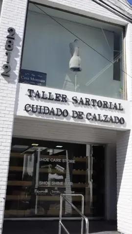 ¿Necesitas reparar tus zapatos? Te esperamos en tienda para asesorarte en persona y evaluar tu calzado. Taller Sartorial Lunes a viernes: 10:00 a 19:00 hrs. Sábados: 12:00 a 16:00 hrs. Alonso de Córdova 2812 #ReparaciónDeZapatos #calzadodecuero #TallerSartorial #leathershoes 