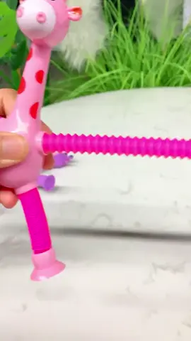 Kit 4 girafas estica e gruda pop it tubo tiktok com luz brinquedo presente para crianças  Quer o link? Comente “Quero”  🧡