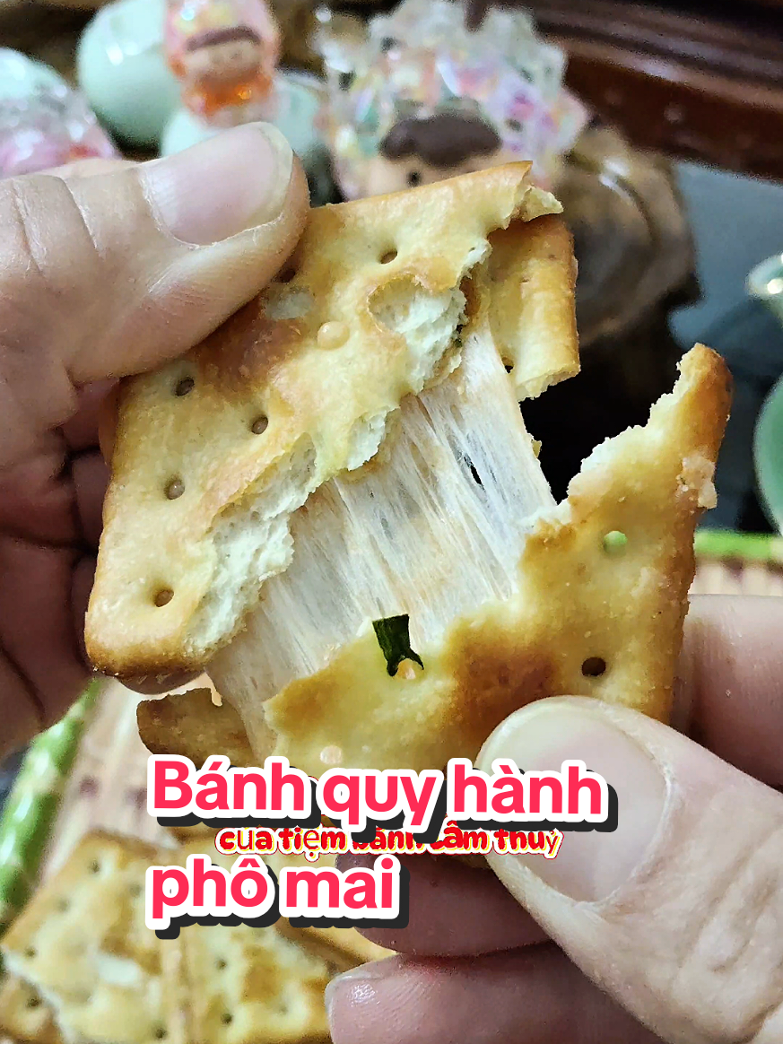 Vị mới nhà cô Lâm Thủy các bà ơi. bánh quy hành kẹp phô mai nó ngon kéo sợi luôn ấy #Ancungtiktok #Mailoananvat #Xuhuong #Anvat #bánhtrungthulâmthuỷ 