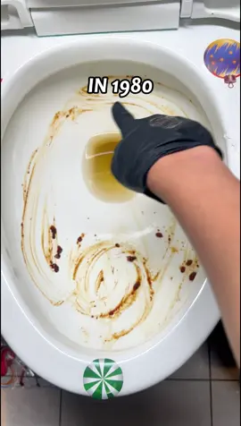 🚽✨ Stop scrubbing with those gross old brushes. This disposable toilet brush smells fresh, keeps your toilet spotless, and you just toss it when you’re done. So easy! 👇 #CleaningHacks #HomeEssentials #BathroomMustHave #CleanTok #tiktokmademebuyit 