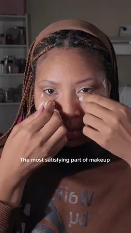 Am I the only one who still uses tape?! #makeup #makeuptutorial #makeuplover #makeupaddict #MakeupRoutine 