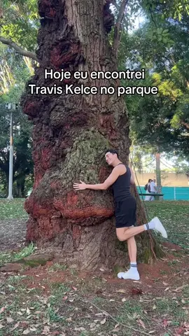 Ele realmente é enorme…  #taylorswift #traviskelce 