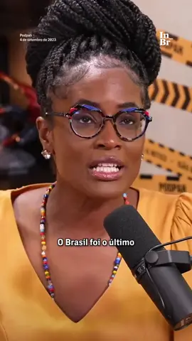 A escravidão não “é coisa do passado”. Djamila Ribeiro lembra que a escravidão estruturou o Brasil e segue moldando quem tem acesso, quem tem oportunidade e quem continua sendo empurrado para a margem da sociedade. O dia 20 de novembro, Dia Nacional de Zumbi e da Consciência Negra, existe para lembrar que o racismo não nasceu 