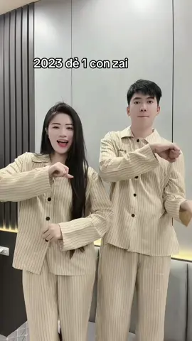 Ép mãi mới chịuuu nhảyyy 😆😆😆 mặt chồng tui đúng kiểu sos =))) Cơ mà các bác phán cho tui nên đẻ đứa tiếp theo năm nàooo ạ #xuhuong @FB: Anh Trần Khắc 