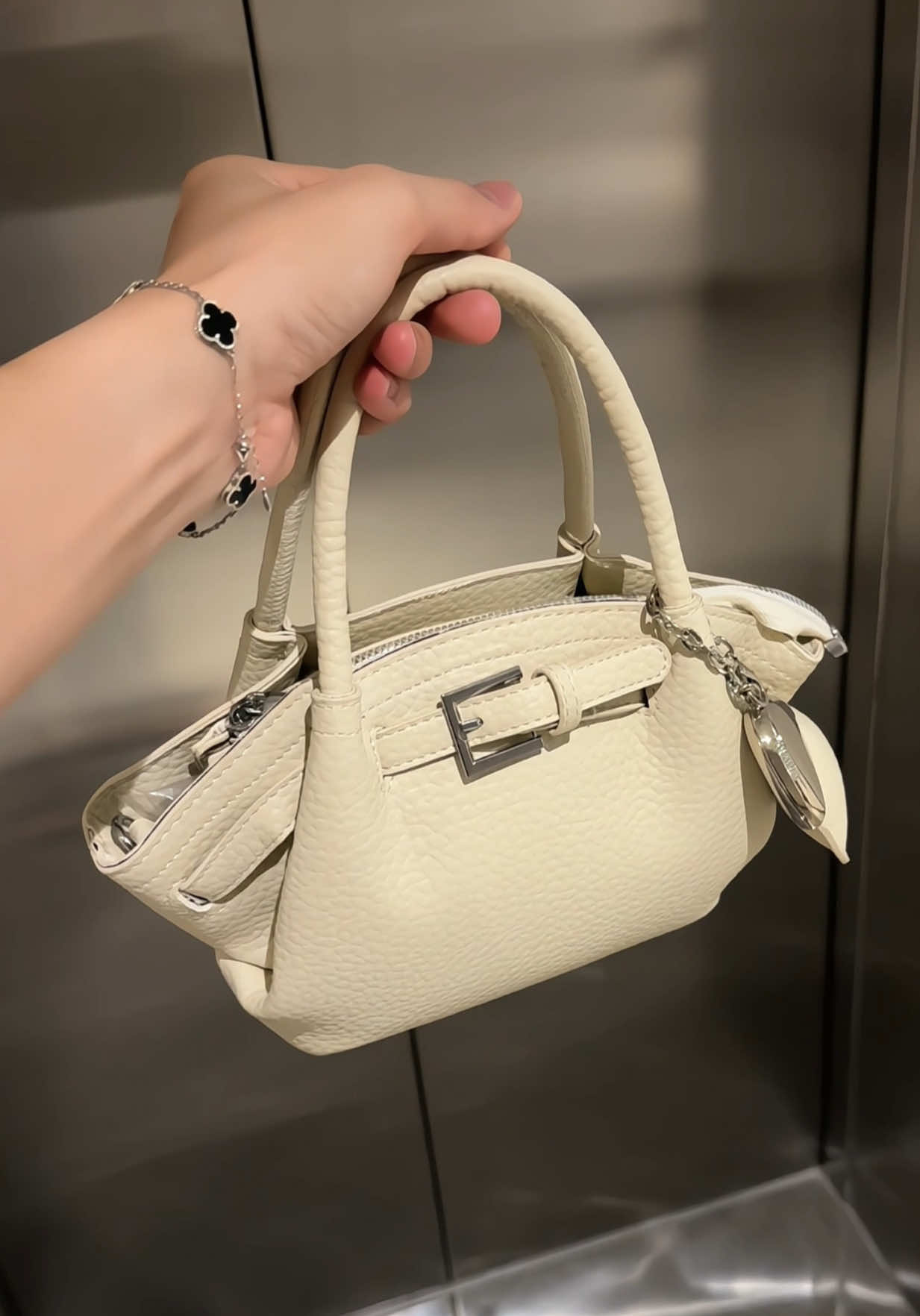 Túi xách nữ, túi đeo chéo có đai thắt điểm nhấn kèm charm trái tym, ngăn túi siêu rộng đó ạ #reviewtuixach #tuixachnu #tuideocheonu #jimestore #tuixinh 