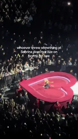 The way she threw it off stage lol @Sabrina Carpenter 🫶 💖#shortnsweettour #sabrinacarpenter #losangeles #la #shortnsweet 
