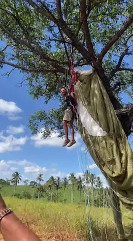 Hoje eu só queria a autoestima do meu amigo achando que sabia pular de paraquedas 🤡 “Desce daí, Tarzan moderno!” 🌳🪂 #parquedas #tarzanmoderno #brazilianmoment #failbr #humorbr