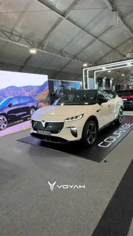 Descubre la potencia y el diseño del VOYAH Courage en la Feria del Automóvil de Corferias. Estamos en Pabellón 1, piso 2, listos para que conozcas de cerca la nueva era de la movilidad eléctrica premium. Acércate, súbete y vive la experiencia VOYAH. La feria estará abierta hasta el domingo 23 de noviembre. ¡Te esperamos para que sientas el futuro de la conducción! 🚗⚡️  #VoyahColombia #VoyahCourage #FeriaDelAutomóvilBogotá 