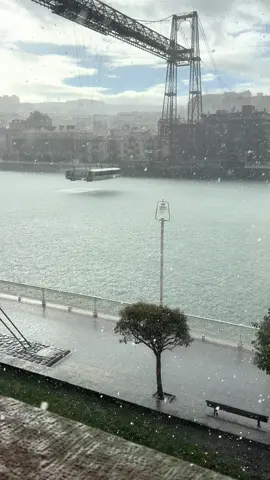 “¡Habemus puente! 🌉 Granizada a tope el primer día tras la reparación. Ice-puente activado. ❄️😉” #PuenteColgante #BizkaiaVibes #HangingBridge #VisitaBizkaia #BasqueCountry