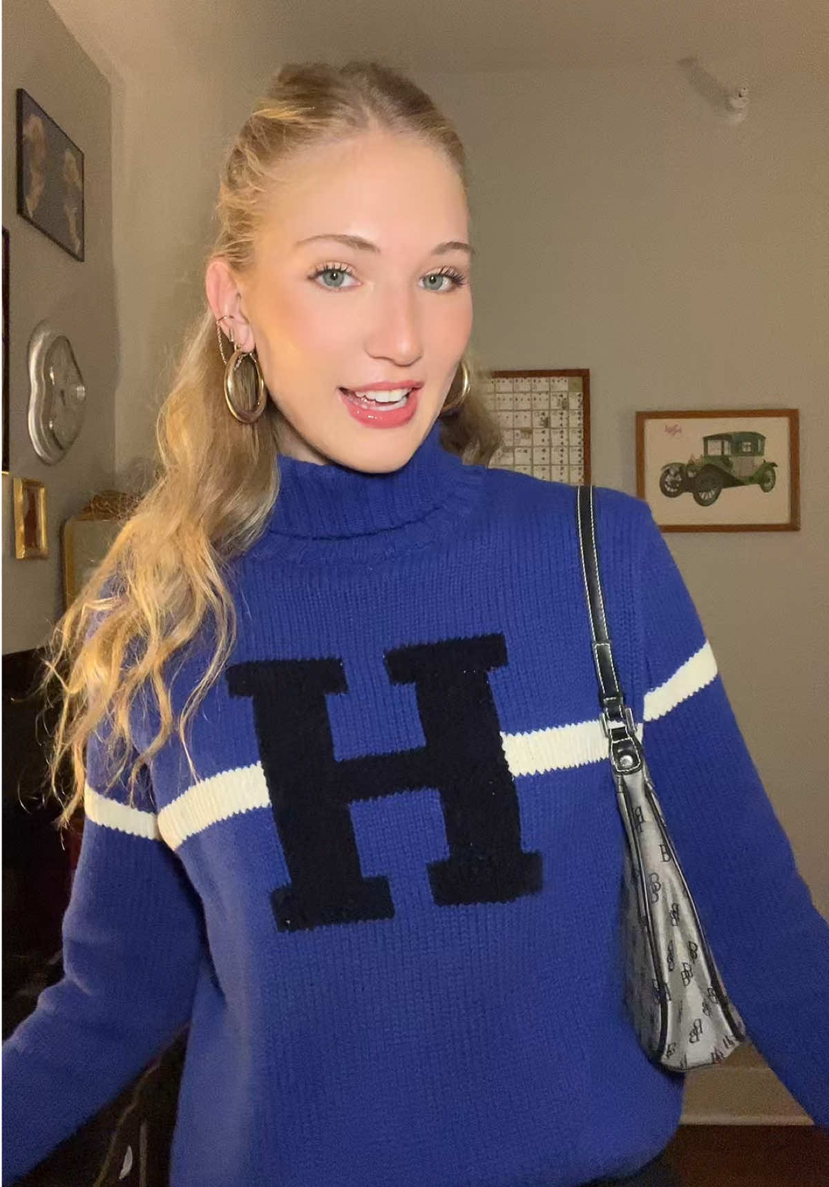 My new favorite sweater💙 #thrifted #vintagesweater #falloutfit #outfitinspo #tallgirlfashion 