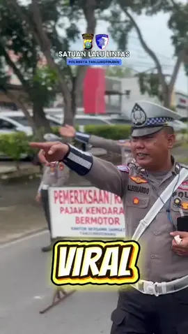 Personel Satlantas Polresta Tanjungpinang, bersama dengan UPTD PPD Tanjungpinang Bapenda Provinsi Kepulauan Riau (Kepri) dan POM TNI, melaksanakan kegiatan gabungan pengendalian dan pengawasan pajak kendaraan di dua lokasi di Tanjungpinang pada hari Kamis, 20 November 2025. ​Tujuan kegiatan ini adalah untuk mewujudkan masyarakat yang tertib dalam membayar pajak kendaraan, sekaligus meningkatkan kesadaran wajib pajak di wilayah Kota Tanjungpinang. . . *POLANTAS MENYAPA* . . @ @Bidhumas Polda Kepri@Spripim Polda Kepri#kotatanjungpinang #tertibberlalulintas #tanjungpinangtertib #Humaspoldakepri #Spripimpoldakepri
