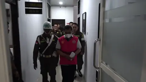 Penahanan mantan Bupati Kabupaten Kepulauan Tanimbar, Petrus Fatlolon dalam kasus dugaan korupsi penyalahgunaan pengelolaan  PT Tanimbar energi, dengan total kerugian negara mencapai enam miliar rupiah. #korupsi #eksbupati #kkt