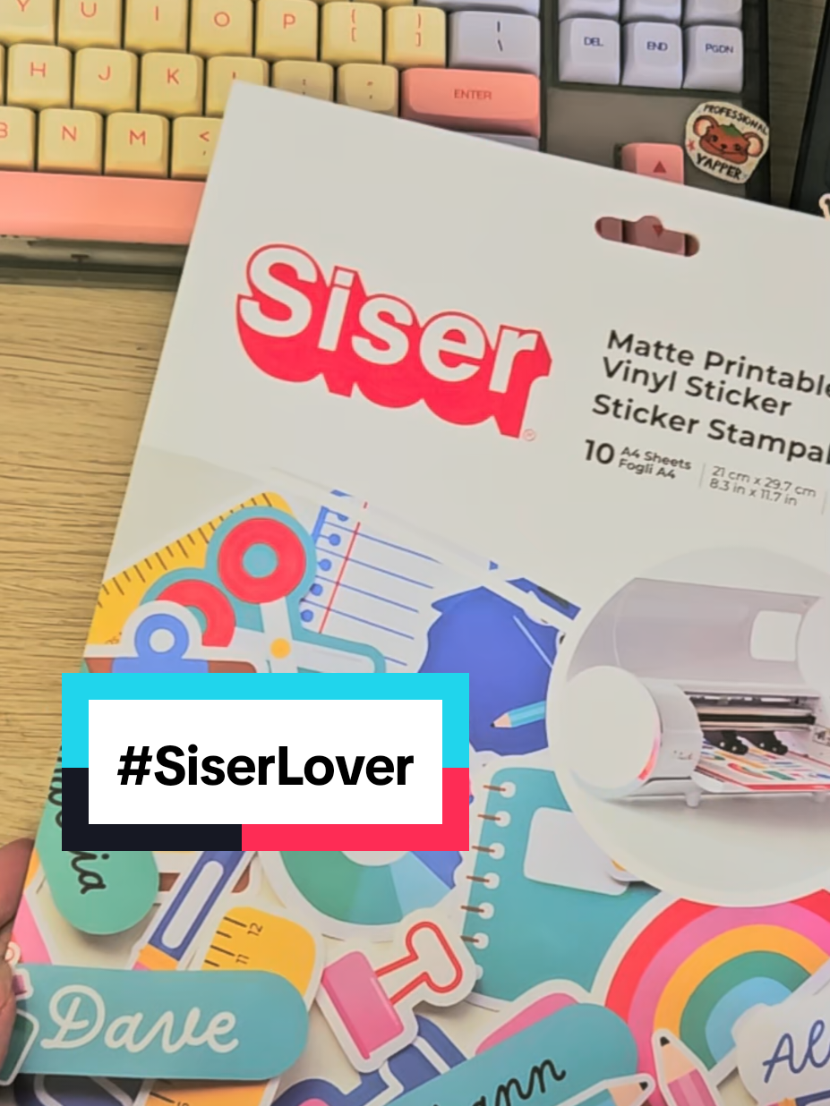 Ho avuto finalmente la possibilità di provare uno dei nuovi prodotti Siser, la Carta adesiva stampabile nella versione Vinile Opaco!!  Per questa occasione ho rispolverato uno dei disegnini natalizi che ho fatto l'anno scorso e l'ho colorato, così da mostrare meglio la qualità degli adesivi!! ❤️  Sono felicissima di poter aggiungere anche gli sticker opachi al mio catalogo e grazie mille a Siser per l'opportunità!  #gifted #siserlover #siser #stickers #artistalley @Siser 