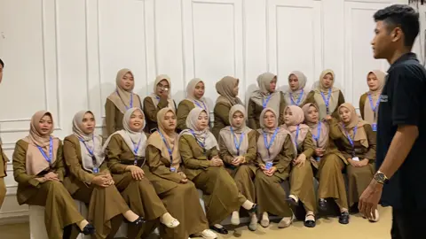 Simulasi Wawancara PPG  Pertanyaan 1: “Silakan perkenalkan diri Anda secara singkat dan jelaskan mengapa Anda ingin mengikuti PPG?” Pertanyaan 2: “Menurut Anda, apa karakteristik utama perkembangan anak usia Sekolah Dasar?” Pertanyaan 3: “Bisakah Anda menjelaskan bagaimana langkah Anda menyusun RPP untuk jenjang SD?” Pertanyaan 4: “Model pembelajaran apa yang paling sering Anda gunakan dan mengapa Anda memilih model tersebut untuk siswa SD?” Pertanyaan 5: “Bagaimana cara Anda melakukan asesmen formatif dan menindaklanjuti hasilnya?” Pertanyaan 6: “Bagaimana Anda mengatasi siswa yang sulit fokus atau mudah terdistraksi?” Pertanyaan 7: “Misalnya dalam satu kelas, ada beberapa siswa masih kesulitan membaca. Apa yang akan Anda lakukan untuk membantu mereka?” Pertanyaan 8: “Bagaimana Anda meningkatkan kompetensi sebagai guru, baik secara pedagogik maupun profesional #gurumuda #ppgprajabatan #wawancara #ukkppg #gurusd                                                      