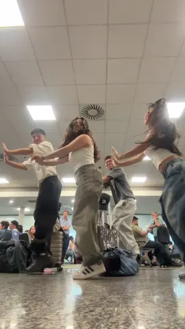 bailamos en todo el aeropuerto