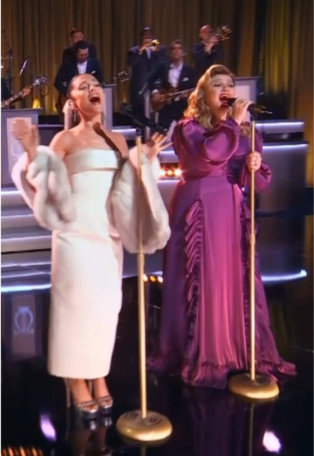 When Christmas Comes Around, we can always count on @Kelly Clarkson Show to get us into the spirit 🎅🏻🎄✨