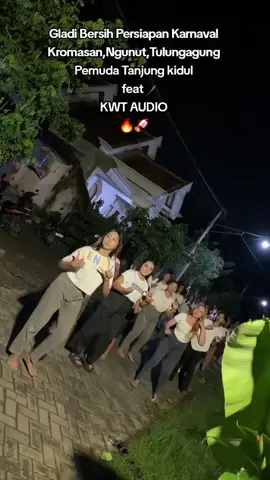 semangat buat pemuda Tanjung kidul terutama maskot nya @canncan_ti 👑 feat @kwt.audio  karnaval kromasan ngunut tulungagung  #tulungagung #trendingvideoviral #fyp #tulungagung24jam #karnavalkromasan 