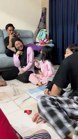TAK SAH KLU TAK MAIN UNO, SIAP BAWAK UNO SINGAPORE LAGI, TAK GITEW @KWEEN, MAMY JER TAK PAHAM MAIN UNO NI…😅 #thatanfamily #syukurselalu  #mixfamily #sharingiscaring  #sambalebunda 