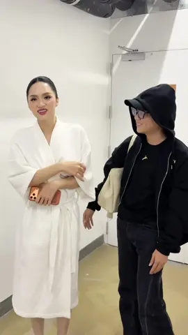 Mọi người ơi, hiện tại em đã đến Thái Lan để cổ vũ chị Hương Giang cho Chung kết Miss Universe 2025. Ngày chị Giang công bố thông tin đi thi, em đã có lời hứa với chị.📣📣📣 Vừa hỗ trợ bà con xong là em bay sang Thái Ngay nhưng đọc tin tức cầu cứu khắp nơi của bà con miền Trung mà em sốt ruột, đau xót vô cùng. Xin phép mọi người cho em được giữ lời hứa với chị Giang, vì chị là người luôn lắng nghe, động viên em vào thời điểm em khó khăn nhất . Mọi người thương em, cho em được đến Chung kết Miss Universe 2025 cổ vũ chị Giang lần này nha. @HƯƠNG GIANG  Em mong bà con mình bình an, nước sớm rút để thiệt hại về người và tài sản không lớn thêm nữa. Mong ngày mai trời lại sáng, mong thiên tai lũ lụt sớm qua. Miền Trung ơi, bà con cố lên nhé. ❤️