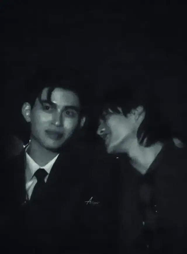 kadang aku suka kepikiran hal yang aneh-aneh tentang pond sama phuwin. Kayak… mereka tuh deket banget, nyambung banget, dan keliatan saling sayang. terus sebagai fans, aku nggak bisa bohong, aku suka berharap mereka tuh lebih dari sekadar sahabat atau partner kerja doang. tapi ya balik lagi… itu cuma harapan. realitanya kan kita nggak tahu apa-apa. Kita cuma lihat apa yang kamera izinin. di belakang itu, mereka punya hidup masing-masing, punya batasan, punya aturan, dan mungkin… punya orang yang mereka jaga diam-diam. dan itu tuh yang bikin dada rasanya nyesek—but in a quiet way. kadang aku mikir, ‘gimana ya kalau beneran mereka saling suka?’ Terus langsung mikir lagi, ‘ah, tapi dunia ini mana gampang buat hubungan kayak gitu.’ belum lagi norma, komentar orang, tekanan sana-sini. bahkan kalau pun ada rasa, bisa aja mereka harus pura-pura nggak ada apa-apa. dan itu gelap banget kalau dipikirin. aku juga nggak tahu apakah mereka nanti bakal sama-sama terus atau harus jauh gara-gara karier, pasangan masing-masing, atau hidup yang beda arah. yang aku tahu, aku cuma fans yang cuma bisa liat dari jauh, sambil nahan harapan yang kadang manis, kadang pahit, kadang malah nyakitin diri sendiri. dan lucunya, makin aku berharap mereka bisa bersama, makin aku takut juga… takut kalau suatu hari mereka move on ke hidup yang nggak ada hubungannya lagi satu sama lain. dan aku harus nerima itu sebagai bagian dari jadi fans. ya intinya… aku sayang mereka berdua, suka ngeliat chemistry mereka, tapi aku juga sadar kalau pada akhirnya aku cuma bisa berandai-andai. sisanya, ya mereka yang tahu… dan dunia yang nentuin. #ppnaravit #phuwintang #pondphuwin #xzyabc #xzbcya @ppnaravit @phuwintang 