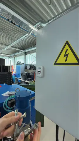 10 profiles. 2 crosses. 1 key. The KNIPEX TwinKey® 00 11 01 control cabinet key is your all-rounder for almost all common locking systems. Whether it's a control cabinet, street lamp, window,... — this tool fits everywhere. Two magnetically connected cross keys cover ten common drives, so you always have the right profile at hand. How many times have you stood in front of a lock and thought, “Now would be the time for a TwinKey®!”? #knipex #germantools #tools #electricians #controlcabinet #universalkey #maintenance #facilitymanagement