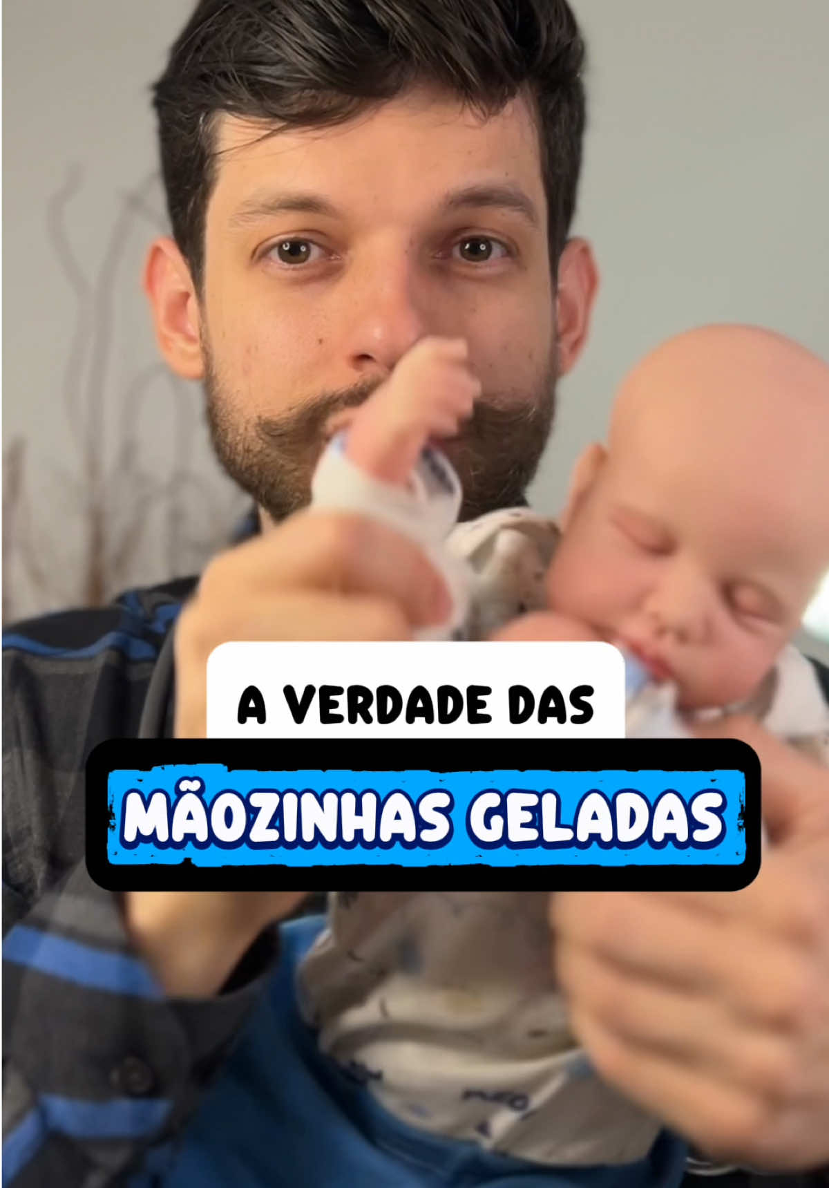 Na sua casa a vovó também fala que mão gelada significa que tem que cobrir tudo? 😂🧣👇 ❄️ Mãozinhas geladas = bebê com frio? Calma, mamãe! Isso é MITO. 👶🏻🔥 As extremidades dos bebês podem ficar frias mesmo quando eles estão com a temperatura corporal perfeita. O que realmente importa é a temperatura do peito, costas e barriguinha — são essas áreas que mostram se o bebê está com frio de verdade. Comenta aqui! 👇 #maedemenino #maedemenina #maedeprimeiraviagem #pediatria #maternidadereal            
