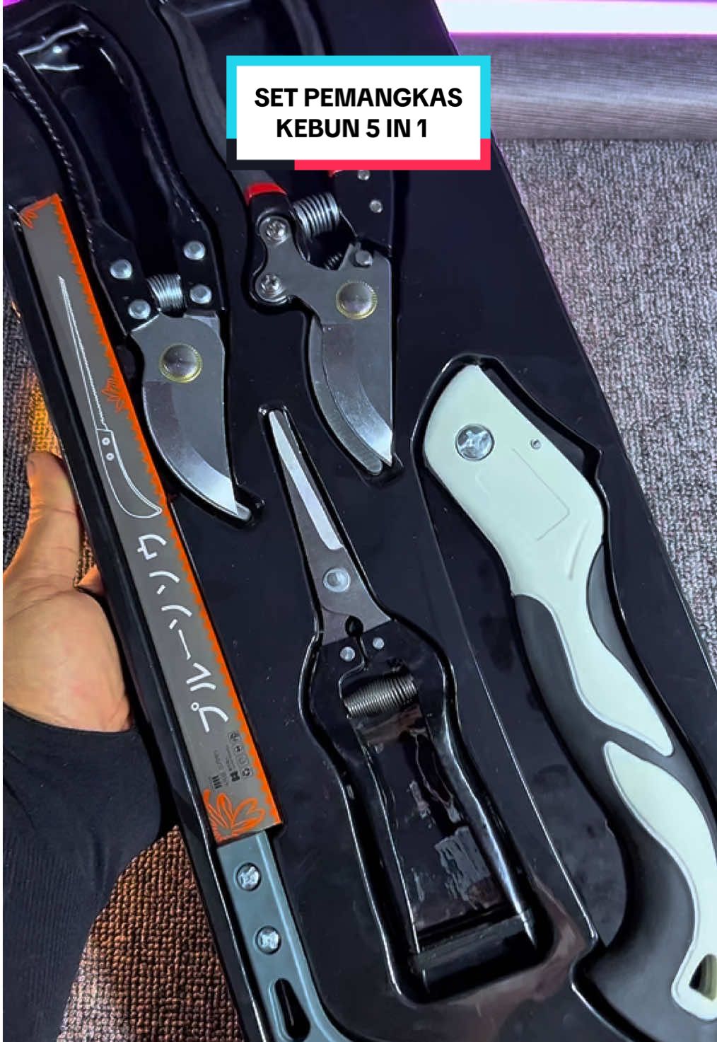 Set Pemangkas Kebun 5 Pcs ini wajib punya buat yang suka berkebun! Berisi gergaji lipat, gunting ranting, gunting buah, gunting kecil, dan pemangkas presisi. Semua berbahan stainless steel tajam, kuat, dan anti karat. Cocok untuk memotong ranting, batang kecil, daun, hingga perawatan tanaman hias. Sangat efisien, ringan, dan tahan lama. Dengan set lengkap ini, berkebun jadi lebih mudah, rapi, dan cepat tanpa tenaga besar.  Harga terjangkau, kualitas premium! #alatkebun #alatpemangkaskebun #guntingranting #guntingdahan #gergajilipat
