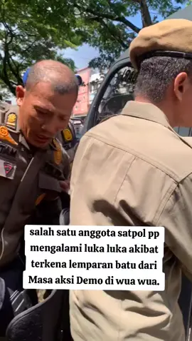 Salah satu Anggota Satpol PP  dilarikan ke RS terdekat usai terkena lemparan batu dari masa aksi demo ricuh .  #fyp #satpolpp  #ricuh #kendari 