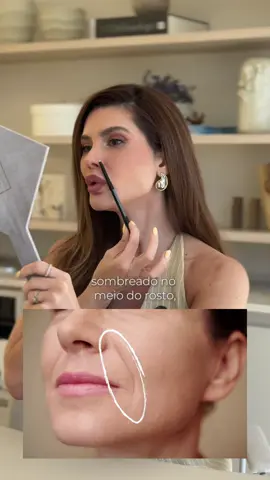 O bigode chinês é só o mensageiro — não o vilão. A dobra aparece porque a estrutura do rosto perdeu suporte, projeção e equilíbrio. E é exatamente por isso que o tratamento inteligente não começa nele, mas na arquitetura facial que sustenta tudo. Quando reposicionamos as estruturas consumidas, o sulco suaviza como consequência natural. #bigodechines #HarmoniaFacial #rejuvenescimento #contornofacial 