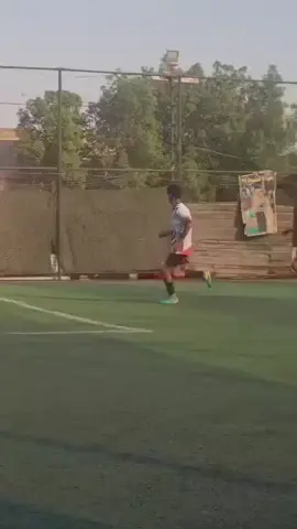 هم عدكم هيج لاعب 😂👍🏻..  . .  .  .  .  .  #كرة قدم #الشعب_الصيني_ماله_حل😂😂 #السامبا#ميمز #مالي_خلق_احط_هاشتاقات @ابن زياد💫💁‍♂️ المالجي☝️🤍 @*ابن زياد 💫🌚(المالجي)🙋 😘😄