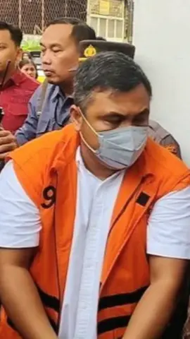 Jaksa Penuntut Umum KPK, Eko Wahyu Prayitno, menyatakan akan menghadirkan 30–40 saksi dalam sidang perkara korupsi pembangunan jalan di Sumut.Tiga terdakwa yang sedang diadili adalah Topan Obaja Ginting (mantan Kadis PUPR Sumut), Rasuli Efendi Siregar (mantan Kepala UPTD PUPR Gunung Tua), dan Heliyanto (PPK Satker BBPJN Wilayah I Sumut). Eko memastikan nama Gubernur Sumut Bobby Nasution dan Rektor USU Muryanto Amin tidak termasuk dalam daftar saksi yang akan dihadirkan. Jaksa menyebut berkas penyidik memang tidak memuat nama Bobby dan Muryanto sebagai saksi. Bobby sebelumnya dikaitkan karena ikut survei jalan di Sipiongot, Paluta, menjelang operasi tangkap tangan KPK. Muryanto sebelumnya juga pernah dipanggil KPK, tetapi diduga belum memenuhi undangan hingga sidang berjalan. Ketiga terdakwa didakwa melanggar Pasal 12 huruf a UU Tipikor, juncto Pasal 55 ayat (1) ke-1 KUHP, yang ancaman hukumannya mulai 4–20 tahun penjara atau seumur hidup, serta denda Rp 200 juta–Rp 1 miliar. Tiga terdakwa tersebut merupakan bagian dari lima orang yang ditangkap KPK dalam OTT 28 Juni 2025 terkait proyek jalan bernilai Rp 231,8 miliar. Dua terdakwa lain adalah kontraktor: Akhirun Piliang (Dirut PT Dalihan Natolu Grup) dan Reyhan Dulsani (Dirut PT Rona Mora). Akhirun dan Reyhan diduga memberi suap kepada pejabat PUPR Sumut sebesar Rp 100 juta dan kepada Satker PJN Wilayah I Sumut sebesar Rp 3,9 miliar. Keduanya telah dituntut hukuman penjara, yakni 3 tahun untuk Akhirun dan 2 tahun 6 bulan untuk Reyhan. Jaksa menilai perbuatan para terdakwa memenuhi unsur dalam Pasal 5 ayat (1) huruf a serta Pasal 13 UU Tipikor. . . . Sumber: kompas.com