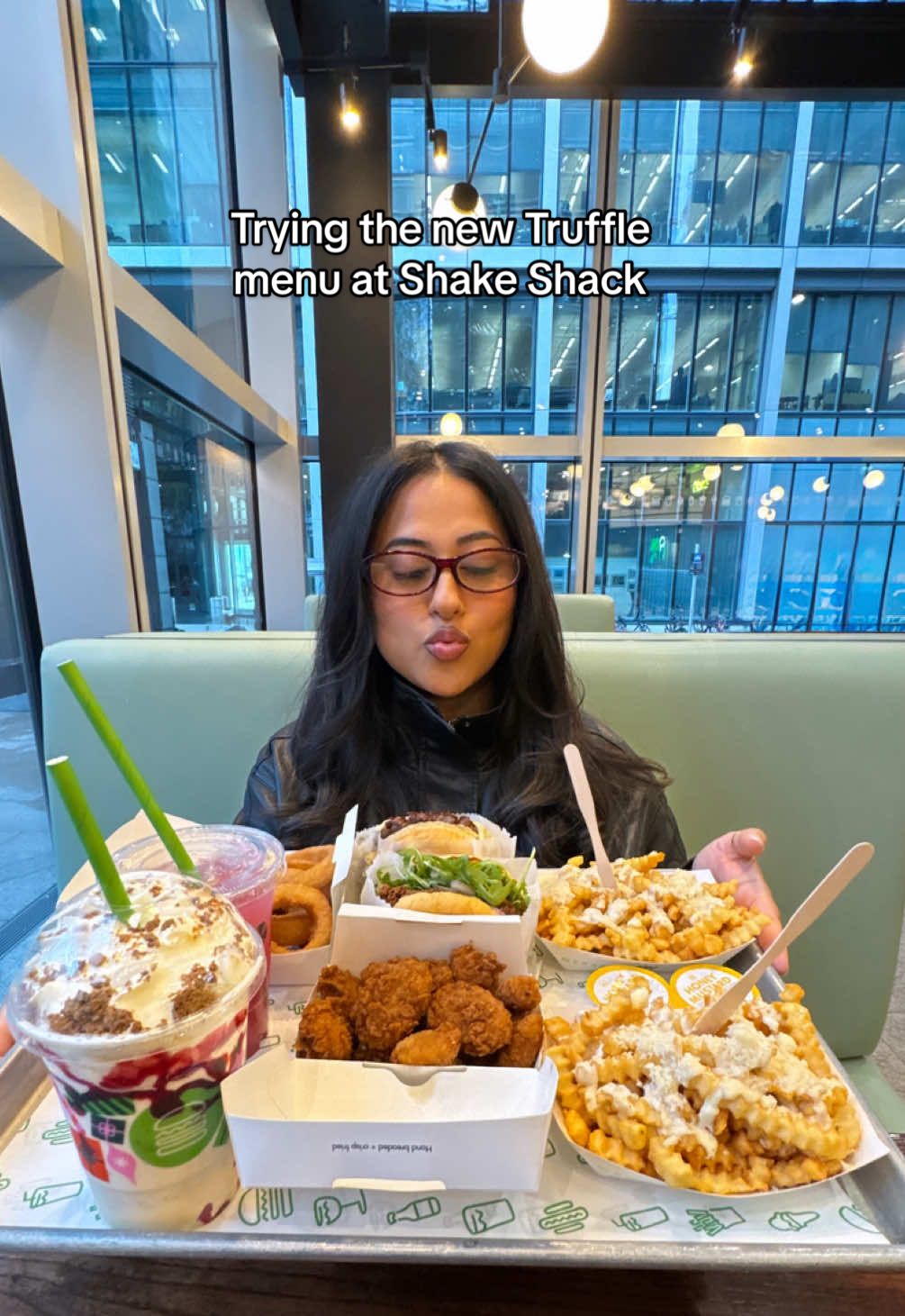 This is for the truffle lovers 😍 The limited edition Truffle menu at @Shake Shack UK is back & they have a shake collab with @Fortnum & Mason 😍 petition to have this on the menu forever?! 😮‍💨 #shakeshackreview #foodreviews #londonviralfood #trufflefries #thedateconnoisseur 