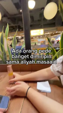 males ah punya temen kepedean kaya gini pasti #fyp #glassskin #kulitplumpy #BetterThanOtherSpray #aaliyahmassaid 