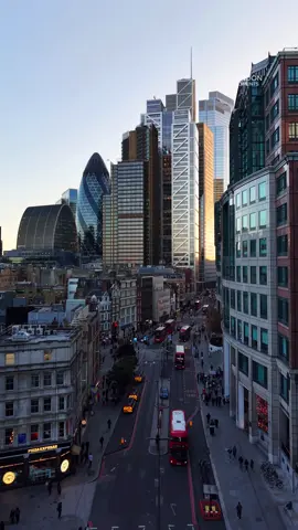 📍The next station is Liverpool Street 🚝🏙️ #londonmoments #london #liverpoolstreet #liverpoolstreetstation 