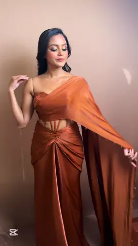 Rust bronze elegance ✨ GUNIDU designer wear  Gorgeous @Dinakshie Saranga  HMUA @Nuwan wijethunga  Fabrics @Real silk.Lk  #fyp #saree #bollywood #viralvideo #indianwear 