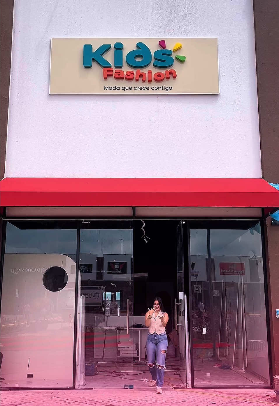 Estamos trabajando en cada detalle para abrir Kids Fashion, un espacio lleno de estilo para niñ@s. 👗🧥👟 Hoy te mostramos un adelanto de lo que pronto será tu nueva tienda favorita en @laquadraec Porque aunque aún no está listo… lo que viene será espectacular. 💫 . 👷🏻🚧Gracias a @smartbuild_ec . . #kids #kidsfashion #kidsclothing #kidslife #modakids           @Kids 