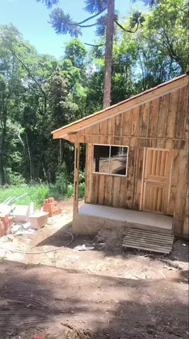 casa padrão tábua em pinus bruto. medindo 6,00x9,00. 2 dormitórios. WC entre os quartos. sala cozinha conjugada. lavanderia aos fundos,junto com uma varanda. varanda frontal.