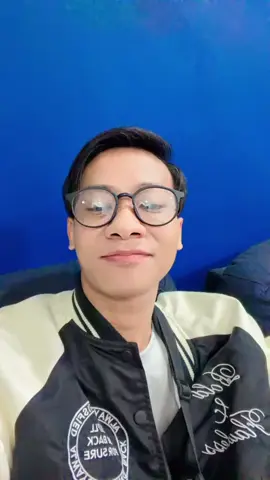 Ketua udah Sampai Asrama Guys, Dan memberikan hadiah untuk adek Yayang aping.. @da7_robi 