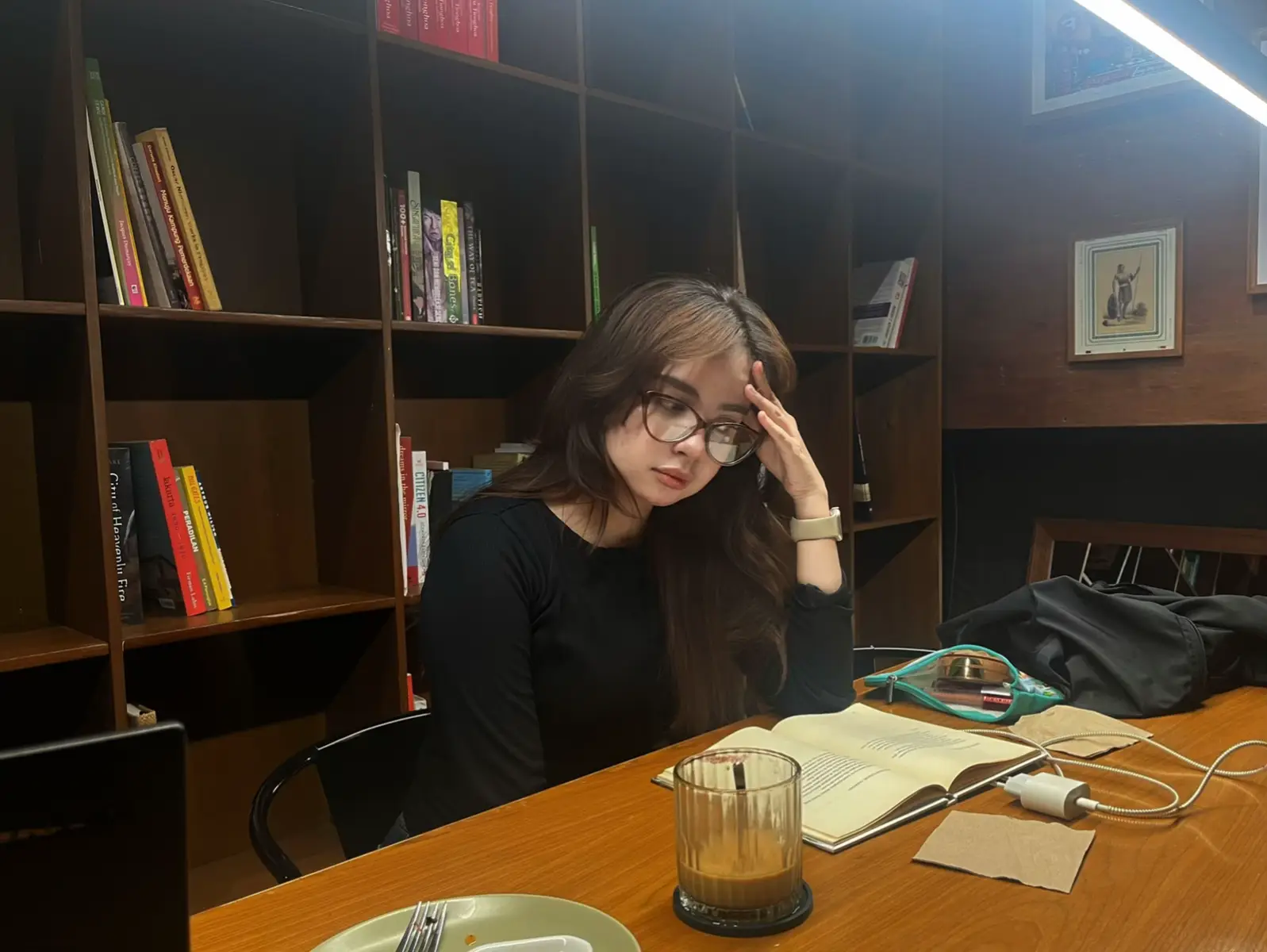 selalu saja aku ingin bertemu, di antara sela-sela sepi yang menyelimutimu. kita lalu terkunci dalam bayang-bayang, hening mengendap di ruang kenang, kemudian membeku terjebak dalam remang. … kau selalu ingin kusapa, di setiap perubahan cuaca. entah mengapa semua ini dinamai rindu, dan sialnya, aku selalu tergagap gugup di ruang tunggu.