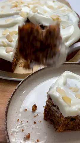 Carrot Cake soffice e super umido 🥕🤤 Ingredienti per l’impasto: 	•100 g di noci 	•150 g di carote  	•2 uova 	•100 g di zucchero di canna 	•Un pizzico di sale 	•60 g di olio vegetale 	•½ cucchiaino di cannella 	•Un pizzico di zenzero 	•Un pizzico di noce moscata Per la crema: 	•140 g di formaggio spalmabile 	•50 ml di panna (33%)        •estratto di vaniglia  	•2 cucchiai di zucchero a velo Stampo da 20 cm. 180°C per 40–45 minuti Lavate e pulite le carote. Tritate finemente le carote e le noci. In una ciotola sbattete le uova con lo zucchero, le spezie e l’olio. Aggiungete la carota grattugiata e le noci tritate, poi unite la farina e il lievito per dolci. Per la crema mescolate il formaggio spalmabile con la panna, lo zucchero a velo e un po’ di vaniglia. Montate tutto con le fruste e spalmate la crema sul dolce una volta completamente raffreddato. Buon appetito 😋 ✨