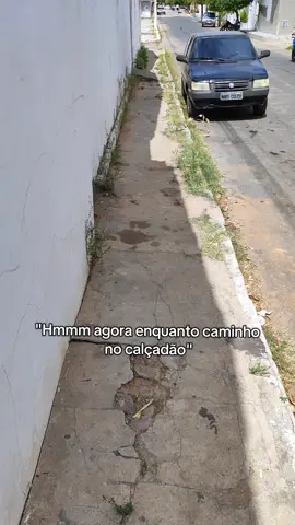 a preocupacao de um pai andando no calcadao