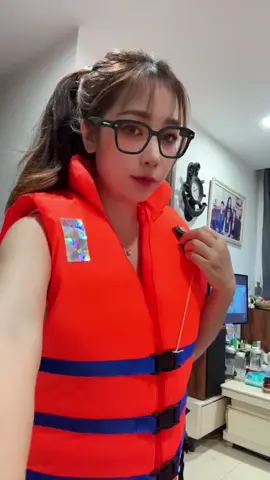 Áo phao cuu ho hang thiet ke Sử dụng cho khách 40kg_85kg  ban vua kèm kèn, có thiet ke vai va co , kèm phản quang , ben hong thiết kế đai tăng giảm them số kg số zise luôn – Sản phẩm áo phao cứu hộ được sản xuất theo tiêu chuẩn an toàn lao động, được thử nghiệm theo tiêu chuẩn hiện hành. – Áo phao được sản xuất từ chat lieu nilong và có lớp xốp bên trong chống thâm nước, giữ cơ thể nổi trên mặt nước. – Thiết kế gồm 03 sợi tổng hợp gắn khóa nhựa để giữ chặt với cơ thể. – Kèm còi để tạo âm thanh. – Sử dụng cho công tác cứu hộ, cứu nạn sông nước, thuyền bè trang bị, hay mua đi chơi tắm biển mọi người nên trang bị trong nhà vài cái nhe Lẻ :120k