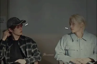 تو در زندگی من مثل خورشید بودی؛ روشن، گرم… اما سوزان. هر بار که دستم را به سمتت دراز می‌کردم، نجاتم می‌دادی، امّا بی‌خبر دوباره مرا در آتشی می‌انداختی و من… از روزی به بعد دیگر آن دست خسته را دراز نکردم. نه از بی‌عشقی، از فهمیدن این حقیقت تلخ که تو هیچ‌وقت برای کم‌سوختنِ من تلاشی ذره ای نکردی. پس من هم، آرام و بی‌صدا، دست کشیدم از تو— برای همیشه. #هیونجین #فیلیکس #skz #hyunlix #لیریک