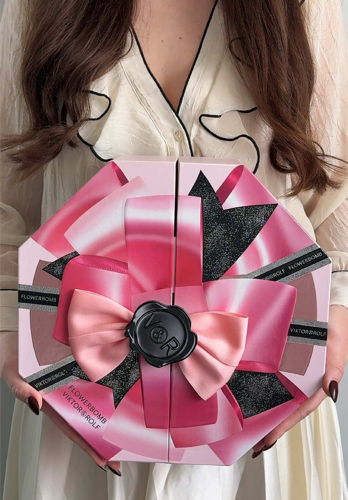 The holidays feel even more special with this @Viktor&Rolf Fragrances Flowerbomb Luxury Holiday Gift Set😍 A gift that feels thoughtful, elevated, and perfect for anyone who loves a touch of floral sweetness🌸 #giftedbyviktorandrolffragrances #flowerbombEDP #AD #viktorandrolf #viktorandrolffragrances 
