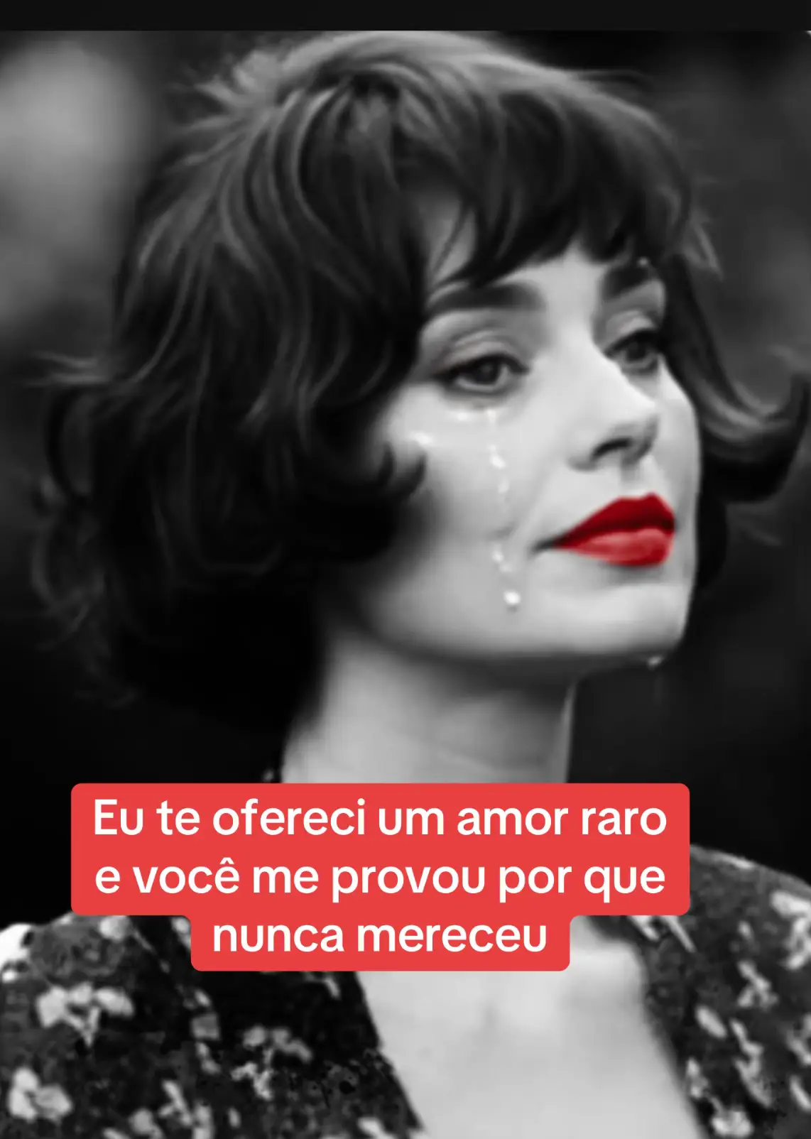 Eu insisti em te oferecer um amor que você nunca tocou. Algo inteiro. Algo raro. Algo que não se pede e não se compra. Eu coloquei nas tuas mãos aquilo que muita gente implora a vida inteira para receber. E você fez o que sempre faz com tudo que é precioso. Você esmagou. Fingiu que não viu. Desprezou como quem olha ouro e enxerga areia. No começo eu achei que era medo. Trauma. Falta de costume. Uma alma engessada tentando aprender o cheiro do cuidado. Achei que você só precisava de tempo para entender que carinho não é ameaça e que ternura não é fraqueza. Mas a verdade chegou nua, sem roteiro, sem maquiagem. A verdade chegou como um tapa que arde até hoje. Você não sabe receber porque nunca pretendeu oferecer. Você não sabe amar porque nunca quis aprender. Você não sabe cuidar porque sempre achou que alguém ia fazer o trabalho sujo por você. Eu tentei te dar algo que você nunca teve. E você me mostrou exatamente por que nunca teve. Porque tudo que exige reciprocidade te assusta. Tudo que exige presença te cansa. Tudo que exige responsabilidade você destrói antes que alguém perceba que você não tem maturidade para segurar nada que pesa mais que o seu próprio ego. Eu cheguei com o coração aberto. Você chegou com as mãos vazias. Eu entreguei o que era meu. Você só pensou no que podia levar. E no final, quando coloquei o teu nome num lugar bonito dentro de mim, você fez aquilo que faz com qualquer pessoa que tenta enxergar valor onde você só vê vantagem. Você tentou me sugar sem nunca se doar. A verdade é feia. A verdade dói. A verdade rasga. E a minha verdade hoje é simples. Eu tentei te dar amor. Você me devolveu a lembrança amarga do motivo pelo qual ninguém conseguiu ficar. Não é azar. Não é destino. É você. Só você. Eu tentei te dar algo que você nunca teve. E você me mostrou, com crueldade e precisão, por que nunca teve. Porque tudo que toca a sua vida quebra. Porque tudo que se aproxima do seu peito sangra. Porque tudo que tenta te amar morre um pouco por dentro. E eu cansei de morrer por alguém que nem vivo está. #doremocional  #dependenciaemocional  #intensamente 