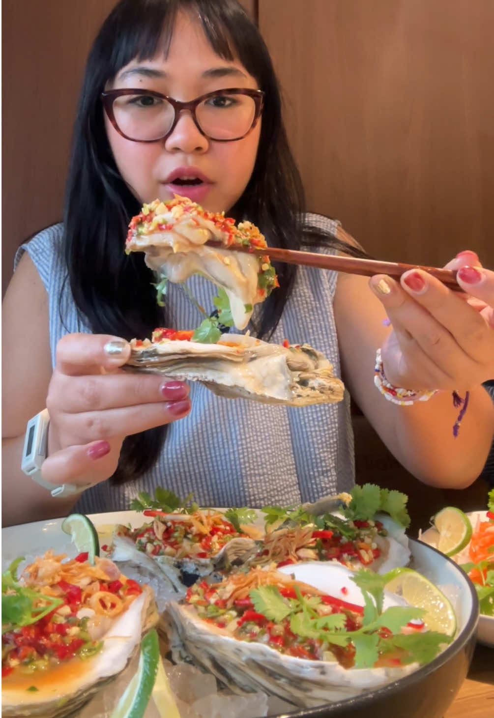 Mencoba oyster dan udang mentah..